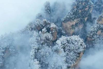張家界再迎春雪，千峰沐雪如仙境
